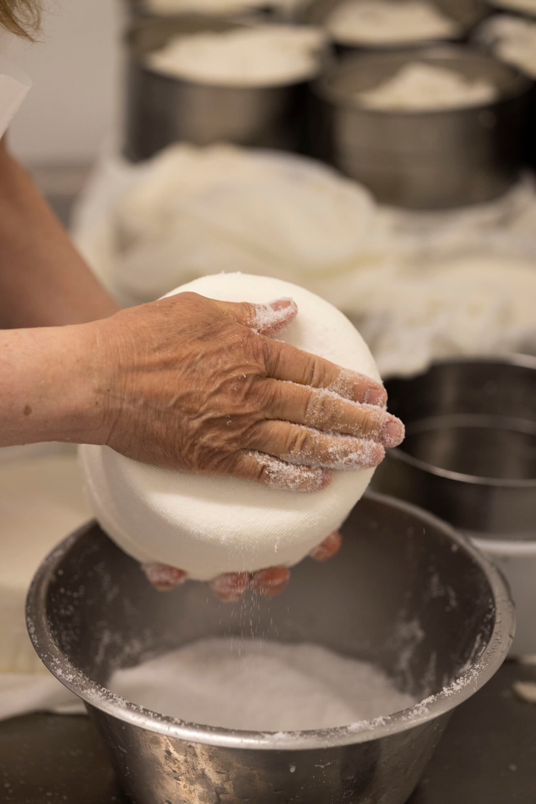 Ostemaker ved arbeid med modning av handverksost på Lega