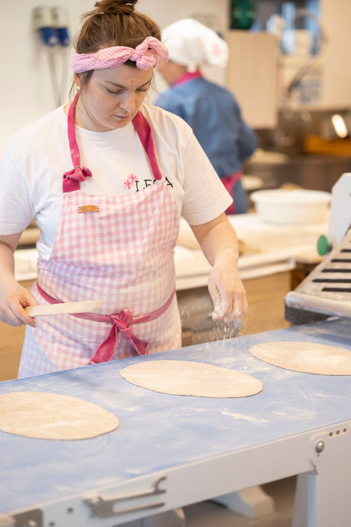 Pizzabotnar blir kjevla ut i bakeriet