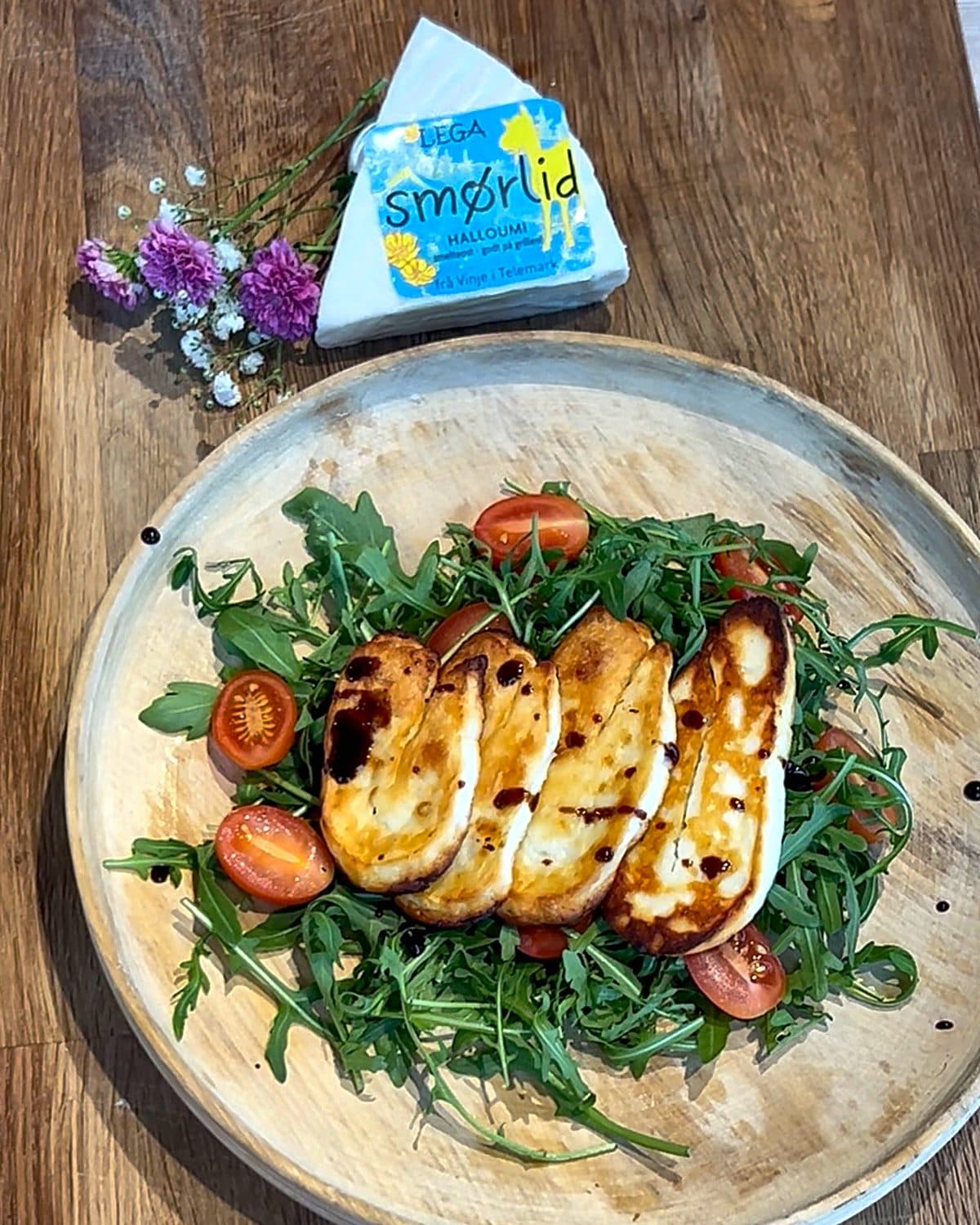Steikt Smørlid på ruccola og tomat, med pakninga bak