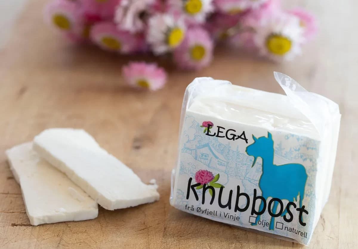 Knubbost frå Lega, pakka og i skiver på ein trefjøl